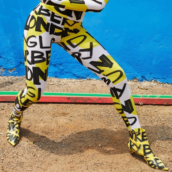 burberry new & authentic graffiti stirrup leggings - Picture 10 of 16